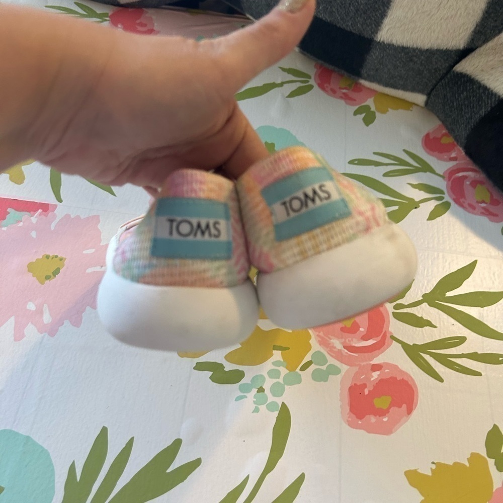 Tom is 8.5 tie-dye slip on shoes. - Picture 6 of 8
